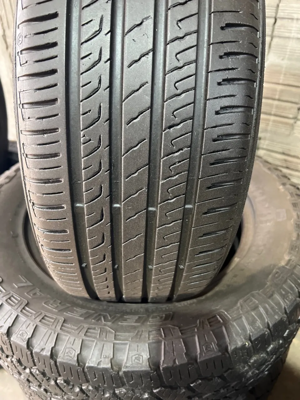 Pneu 215/60/17. 150 reais Pneu 205/45/17. 200 reais