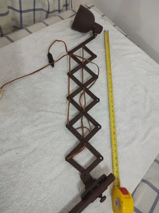 Antiga luminária pantográfica de mesa em metal marrom. - Foto 4