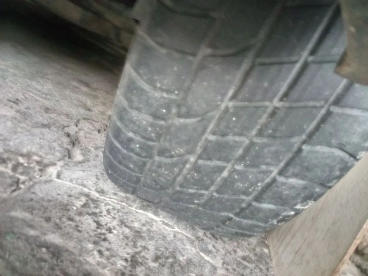2 pneus continental 195/55 R16 bom estado da para andar muito a inda os 2 por 200 - Foto 4
