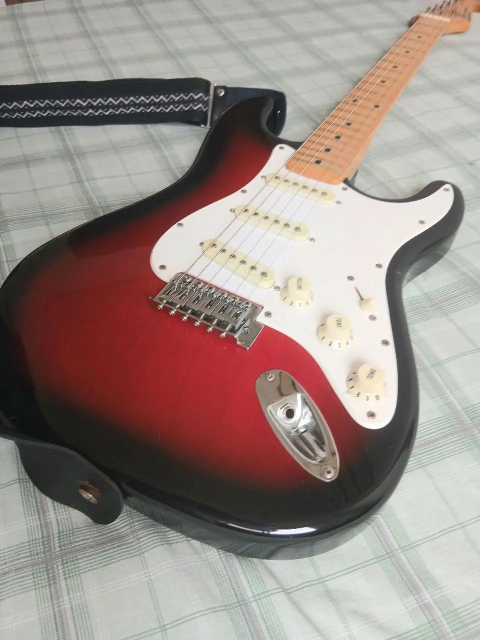 Guitarra com caixa amplificadora - Foto 5