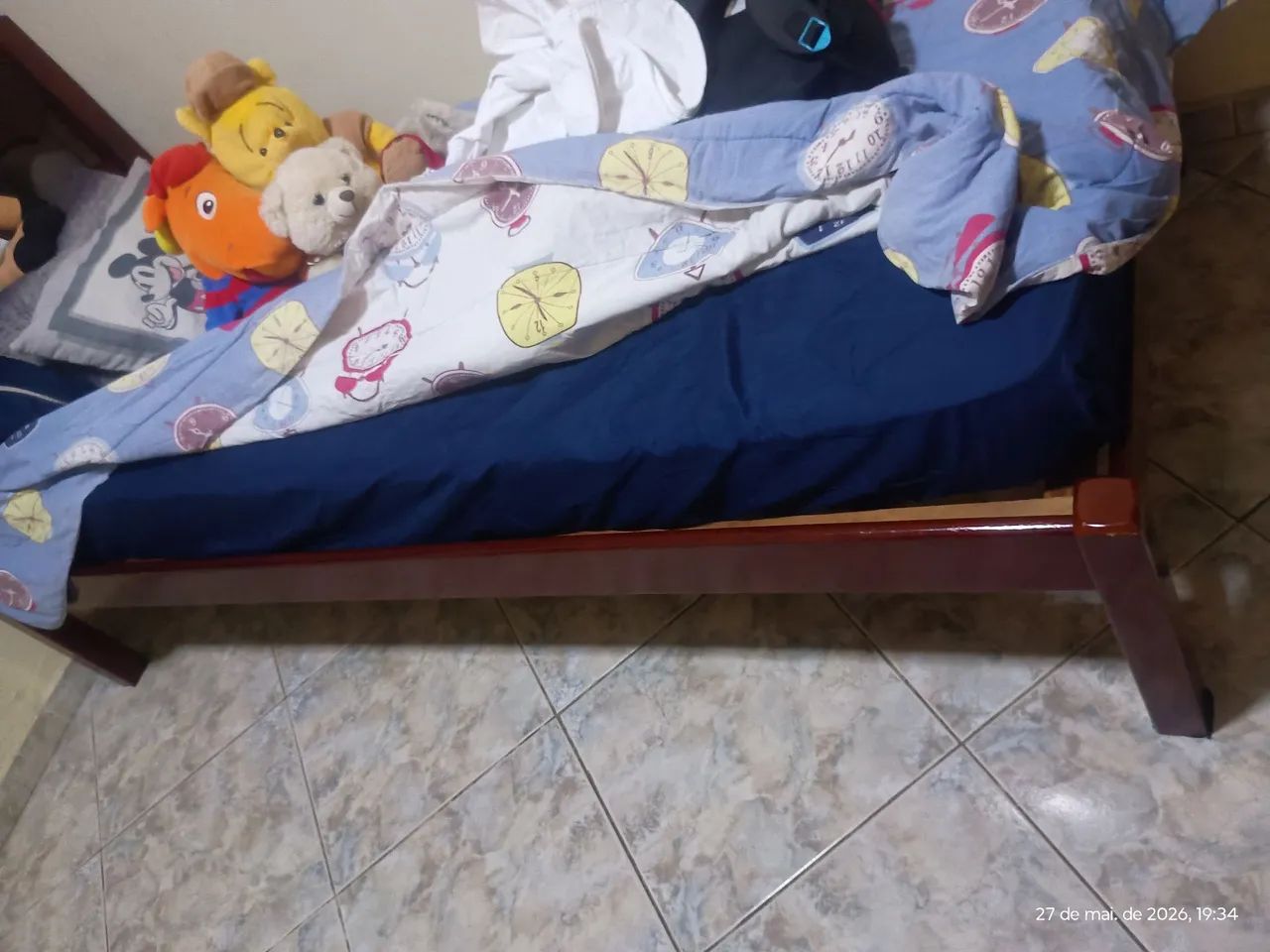 Cama madeira maciça solteiro novissima com colchao - Foto 2
