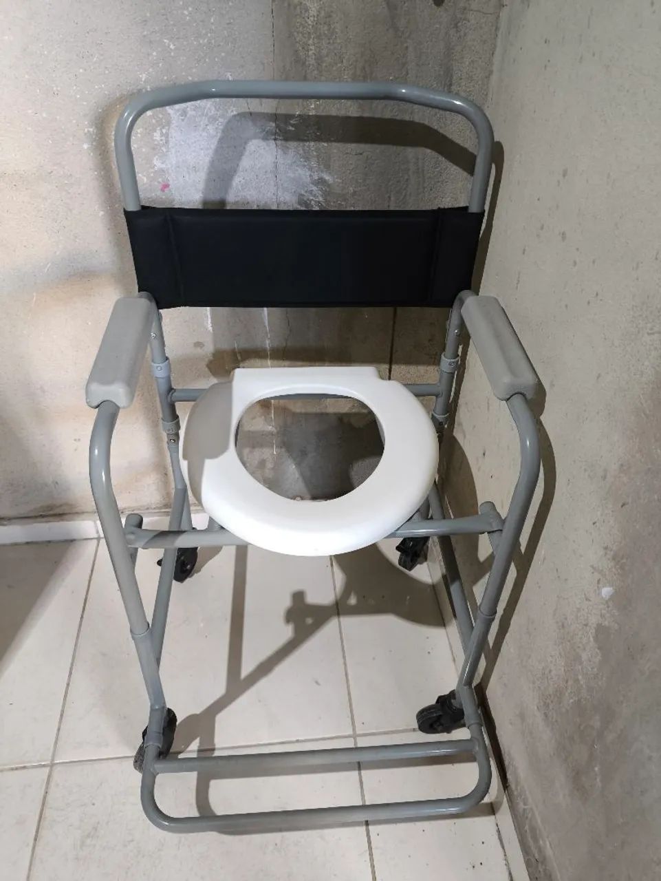 Vende-se cadeira de roda de banho 390R$ - Foto 3