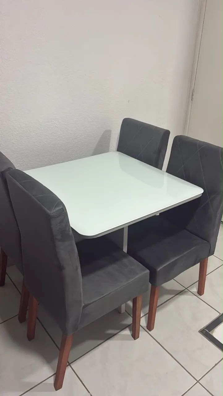 Mesa pequena com 4 cadeiras  - Foto 4