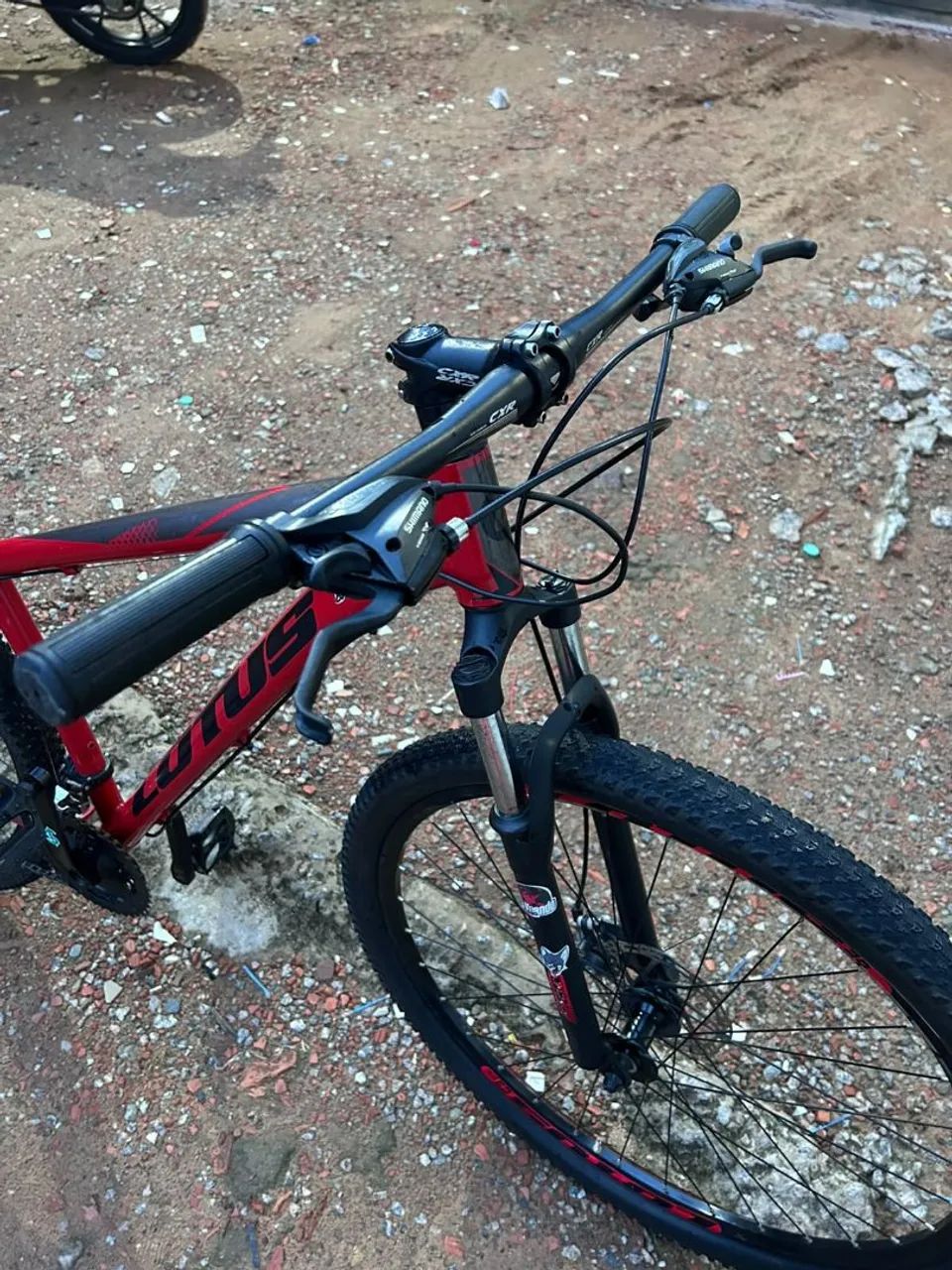 Bicicleta Aro 29 de marcha e Freio a Disco semi nova so pega e usar  - Foto 4