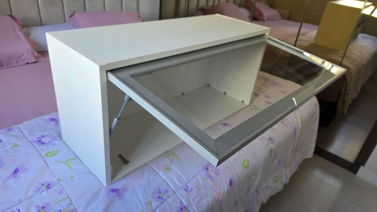 Display com porta de vidro 