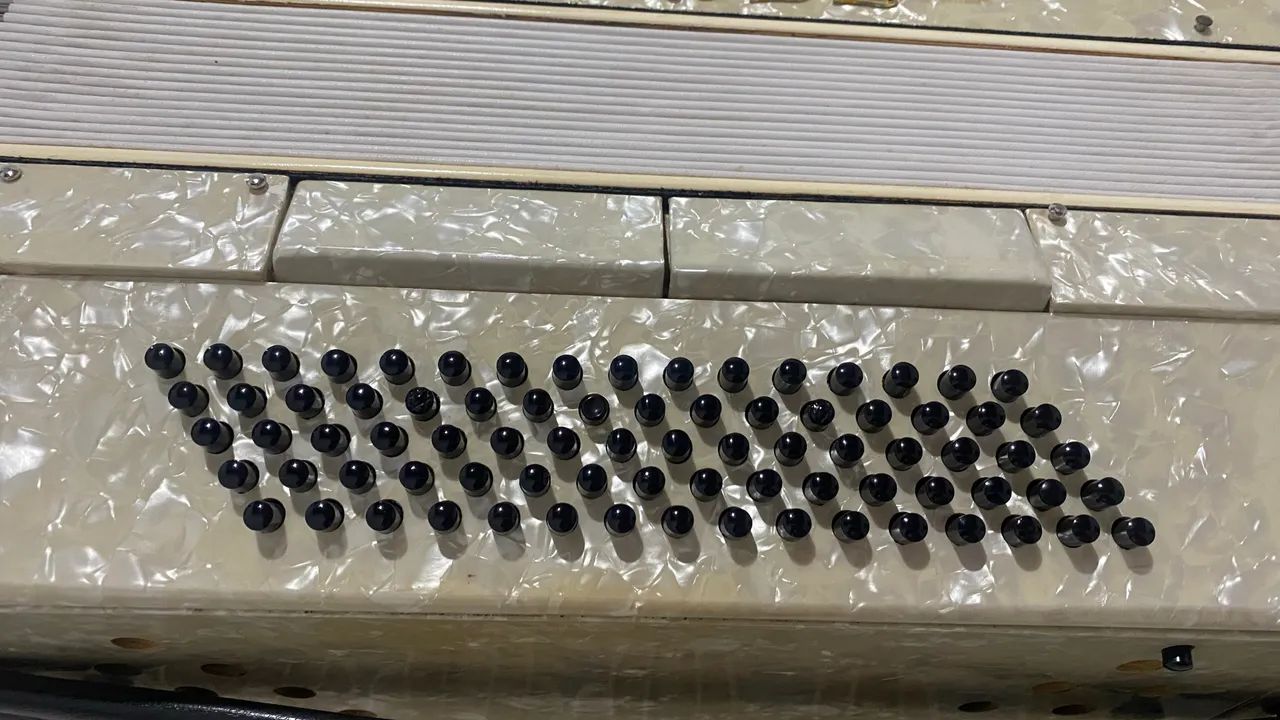 Sanfona Eagle - 80 baixos  - Foto 3