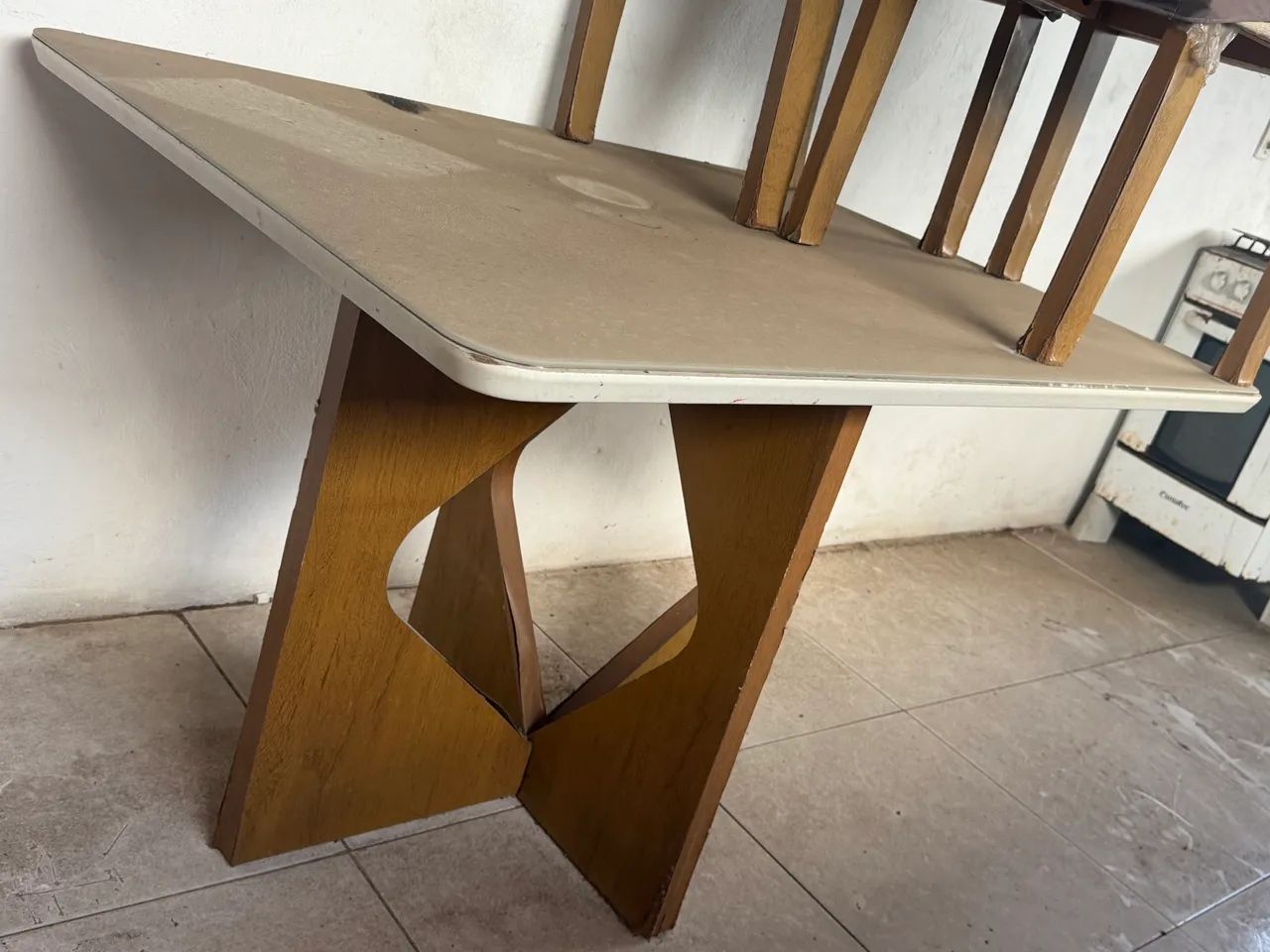 Mesa de jantar com 4 lugares, sem cadeiras.  - Foto 3