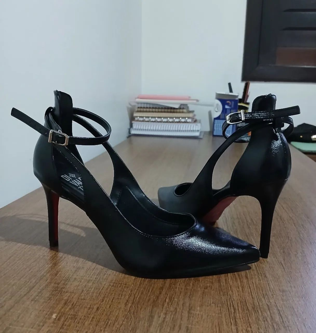 Scarpin com sola vermelha tam 36 