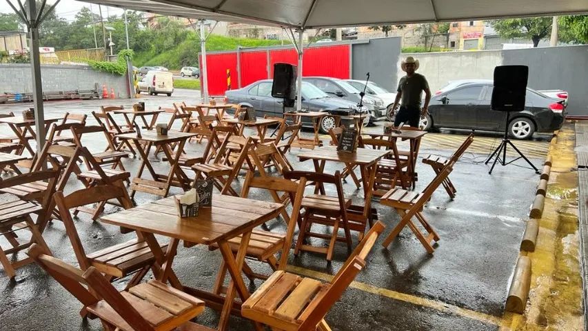 Jogo de mesa dobrável de madeira, usada em ótimo estado
