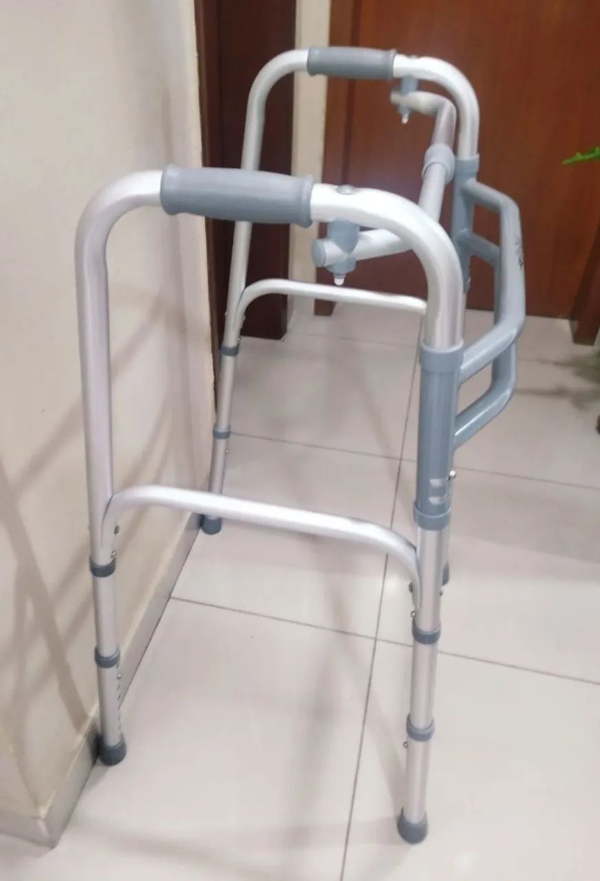 Andador e par de muletas - Foto 3