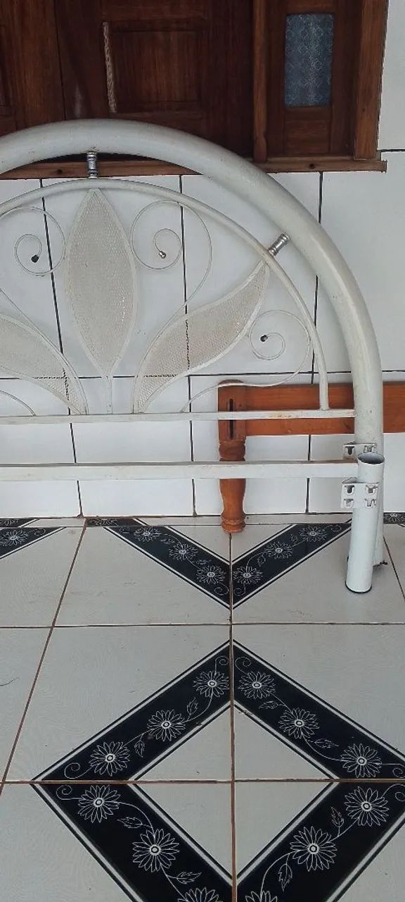 Vende se uma cama de ferro 