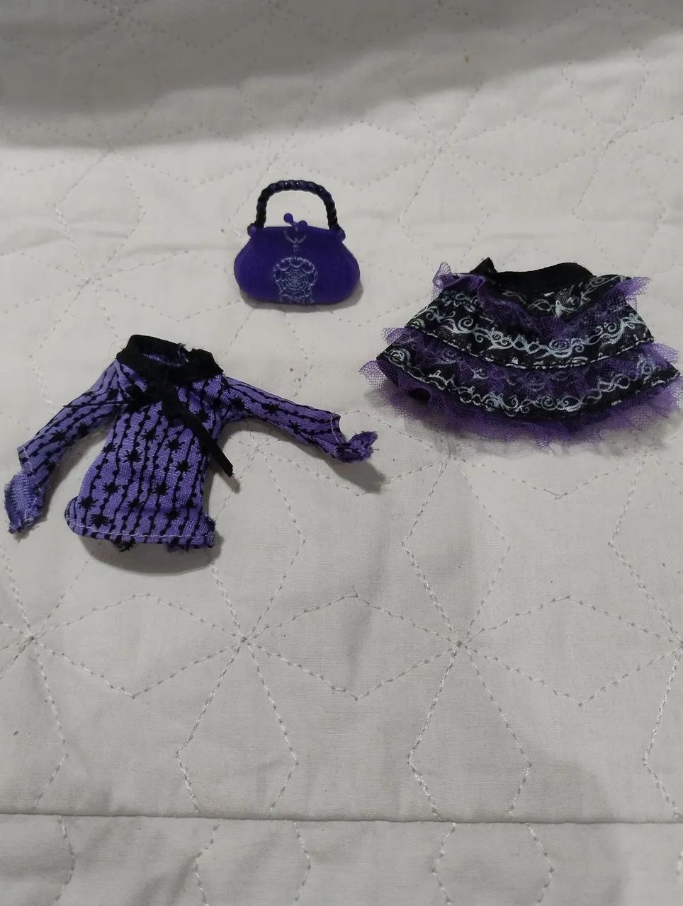Roupa e bolsa boneca Monsters Twyla