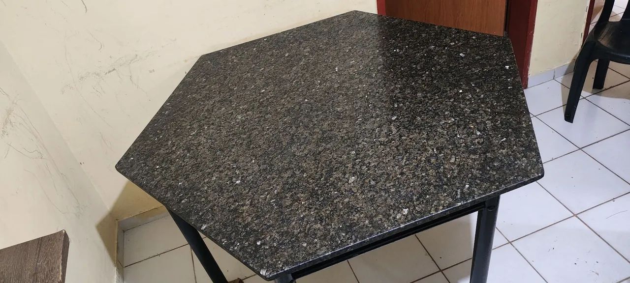 Mesa Tampo de Granito Octogonal  Cabe 6 Cadeiras!