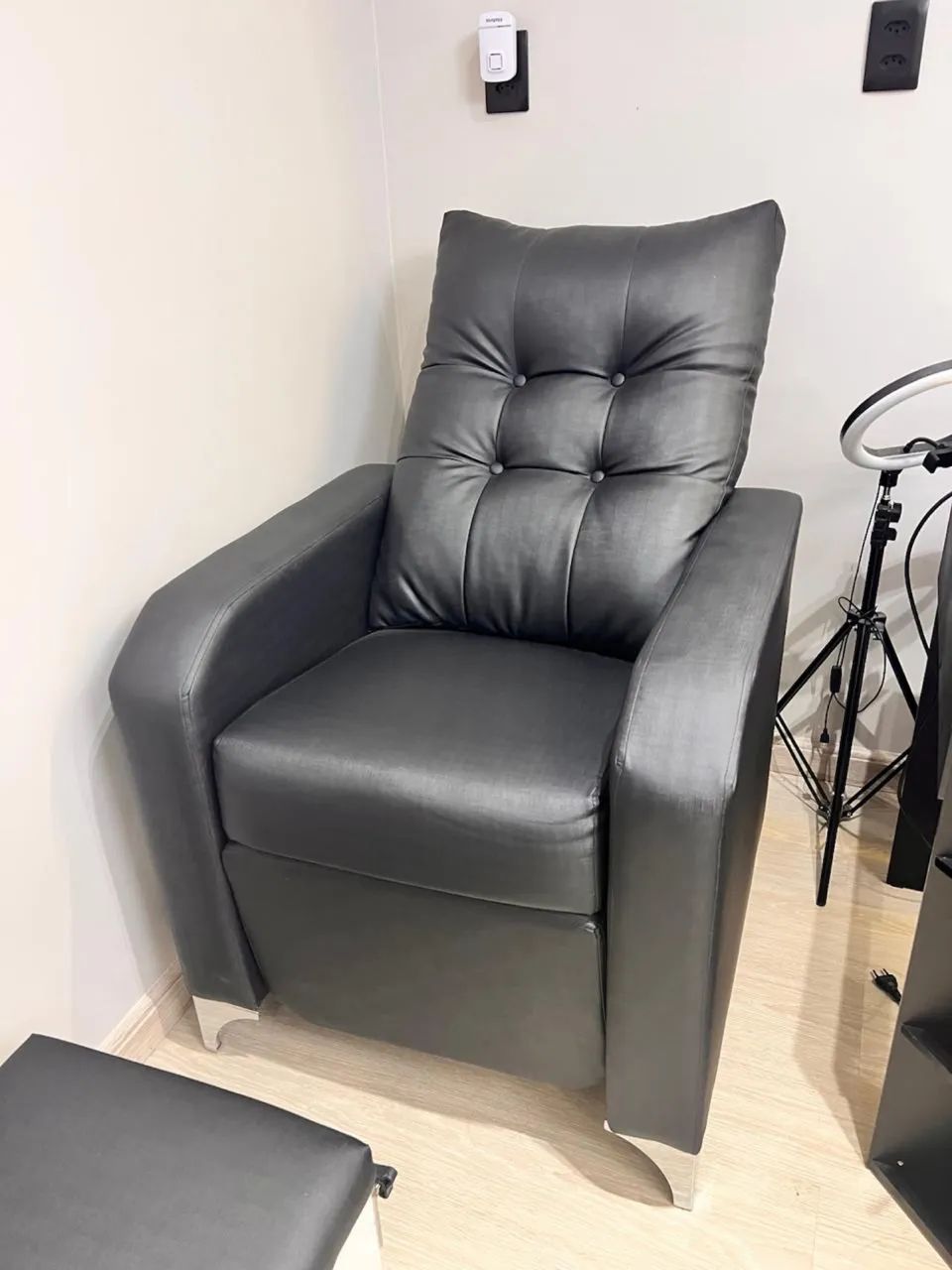 OPORTUNIDADE - Vendo Poltrona, maca ajustável e cadeira (NOVOS)