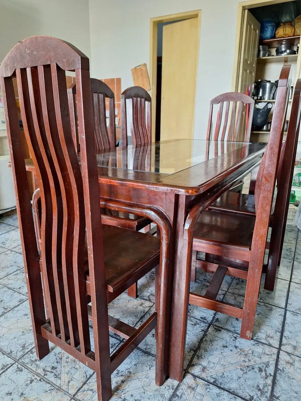 Mesa de madeira excelente com 6 cadeiras  - Foto 4