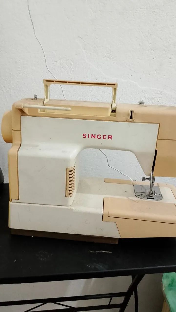 (*)Máquina de costura Singer 