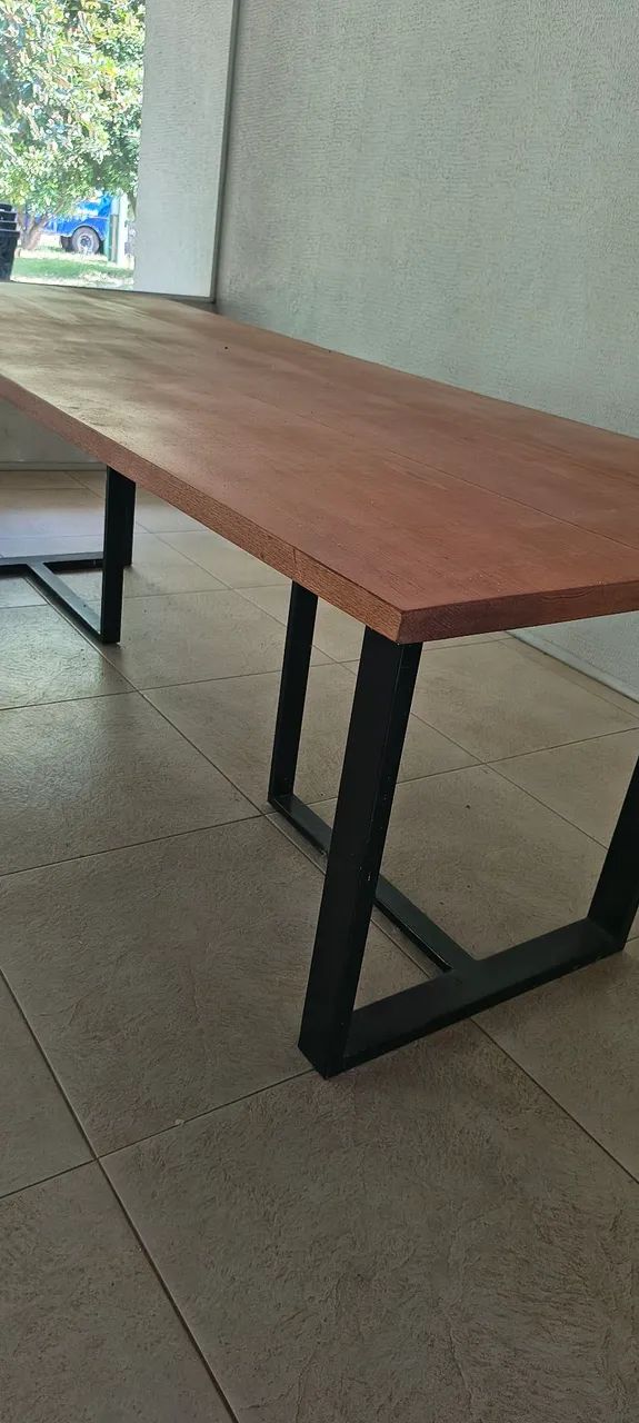 Mesa retangular 2,50 m, tampo em madeira maciça (cedro) e base de ferro.  - Foto 2