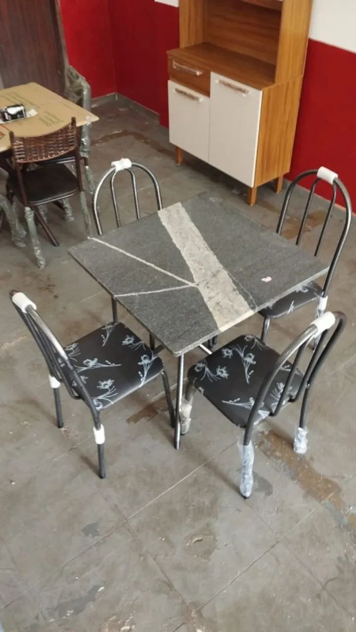 Mesa com 4 cadeiras 