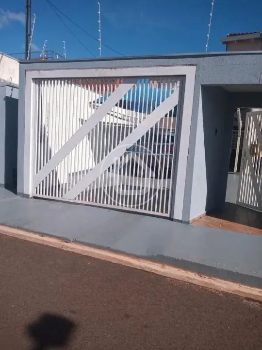 SOBRADO COM 3 DORMITÓRIOS E GARAGEM COBERTA - Foto 2