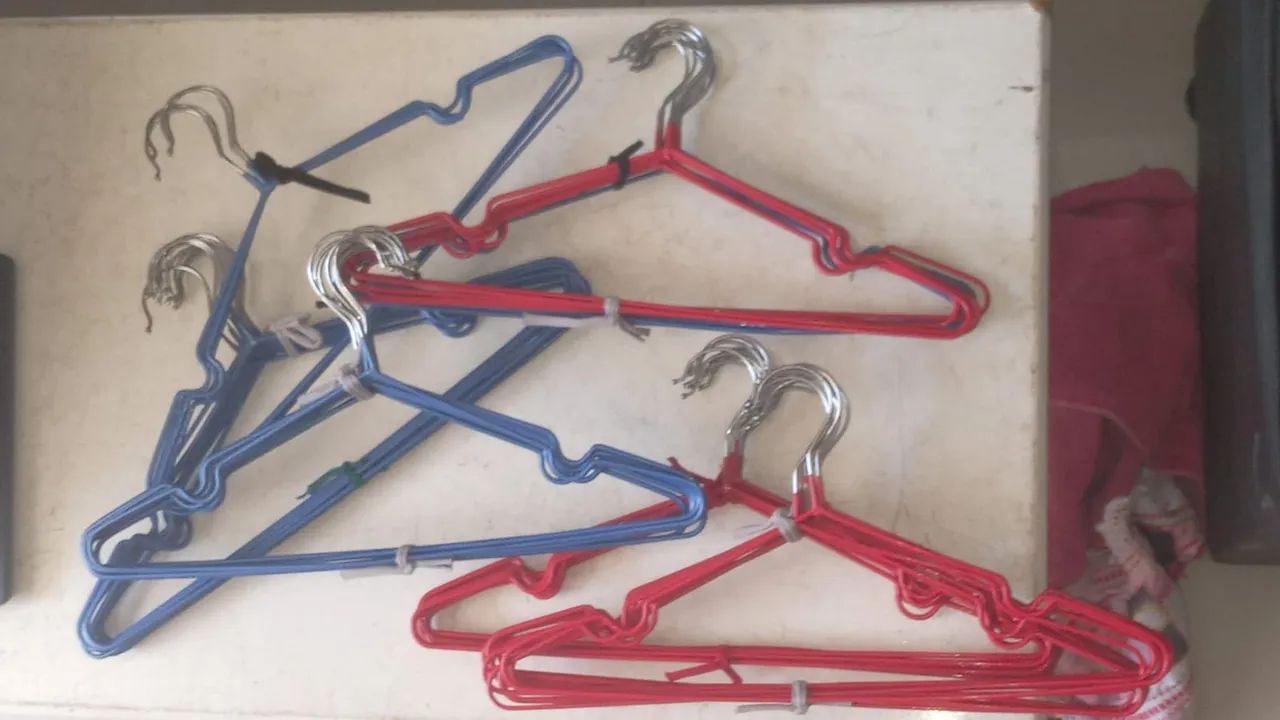 Cabides de metal encapado 