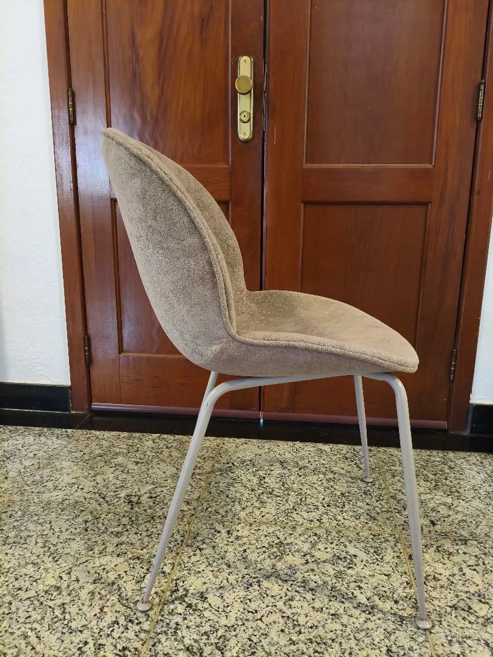 Par de cadeiras estofadas com pés metálicos - Foto 4