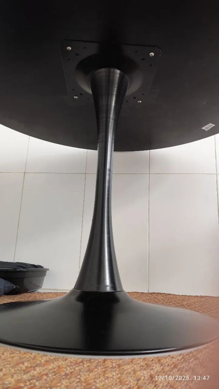 Mesa redonda estilo Saarinen64962185984643124