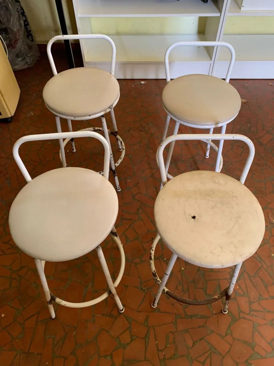 kit com 4 banquinhos de aço