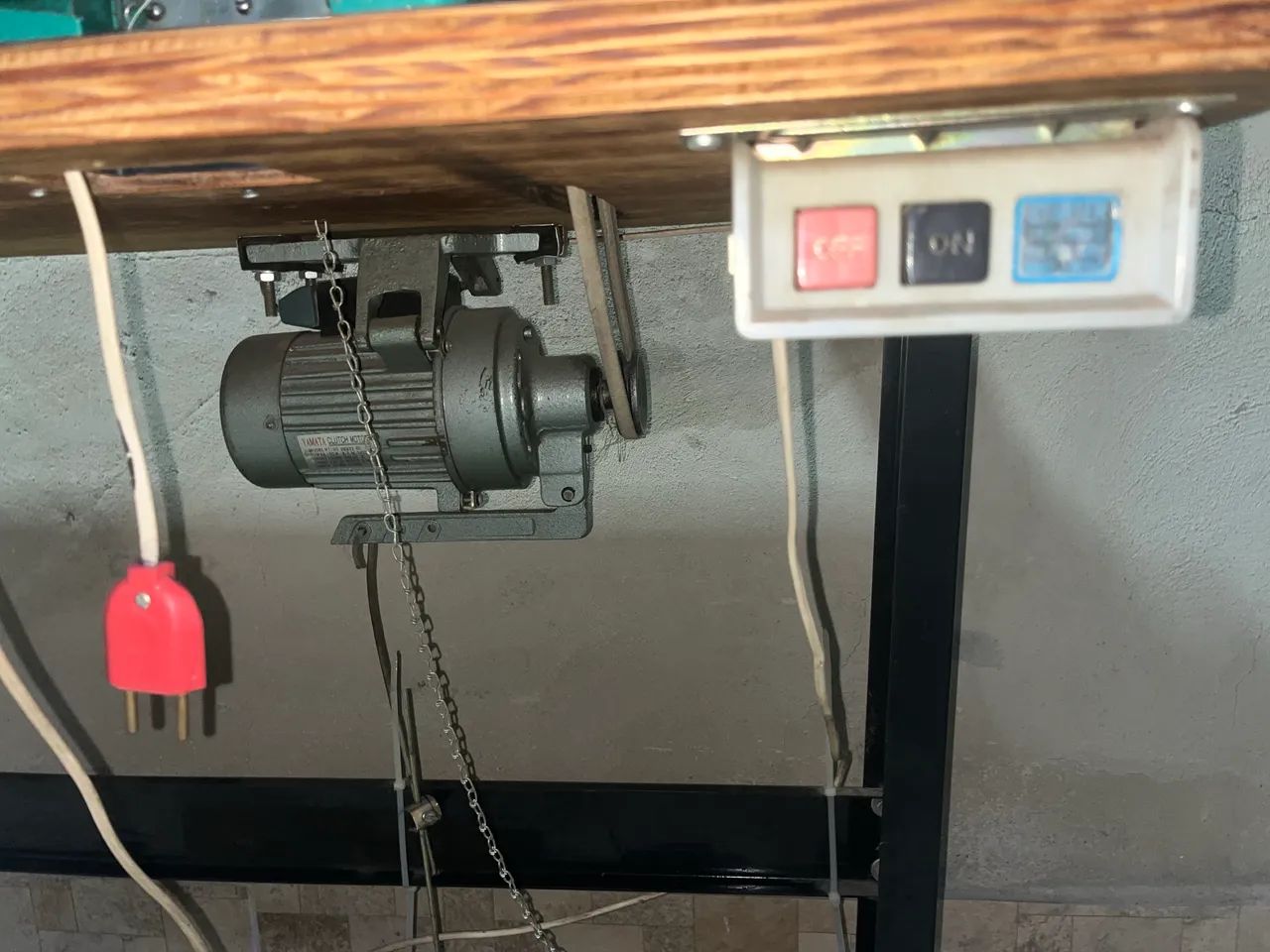 Overlock Chinesinha com motor externo e mesa - Foto 2