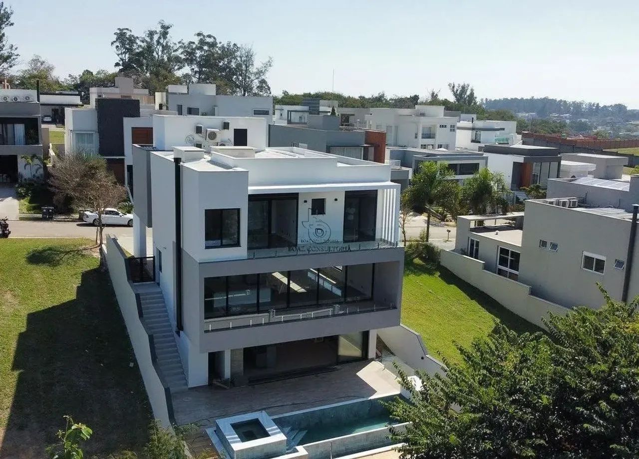 Casa de 3 andares com elevador e vista para mata em Alphaville Nova Esplanada