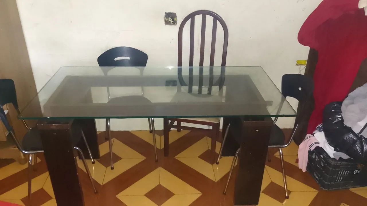 Mesa com tampo de vidro