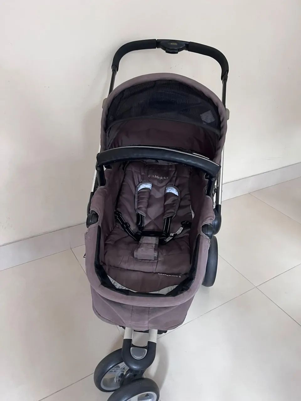 Carrinho de bebê da kiddo usado