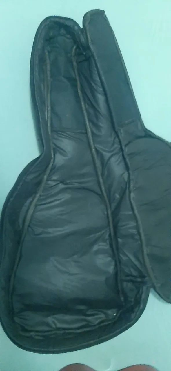 Violão com cordas já trocadas com case e 2 palhetas - Foto 3