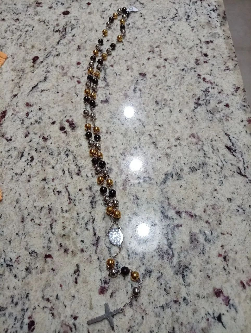 Terço em aço inox com esferas ouro e rodiun 70 cm
