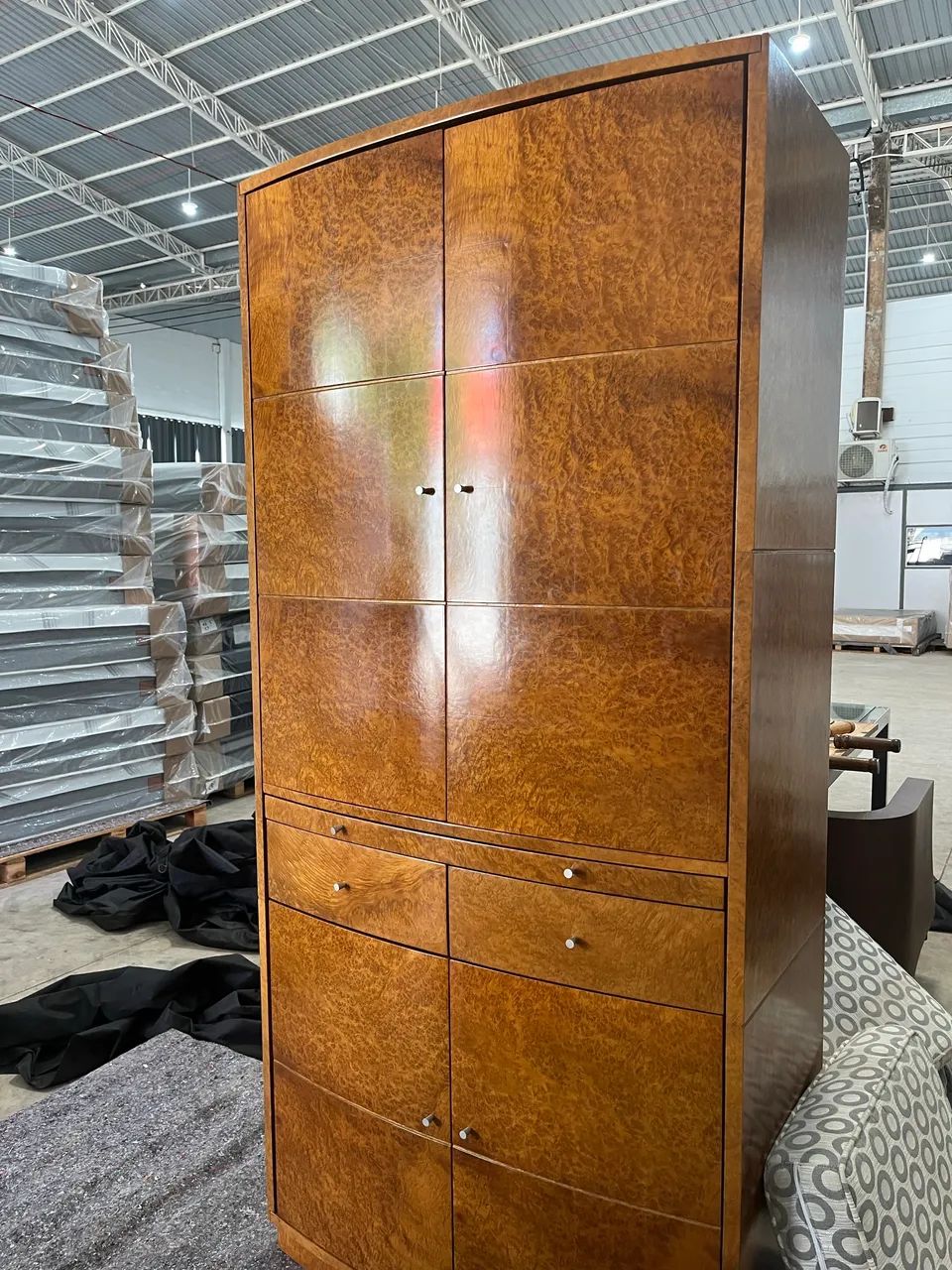 Aparador adega e poltrona em madeira nobre - Foto 4