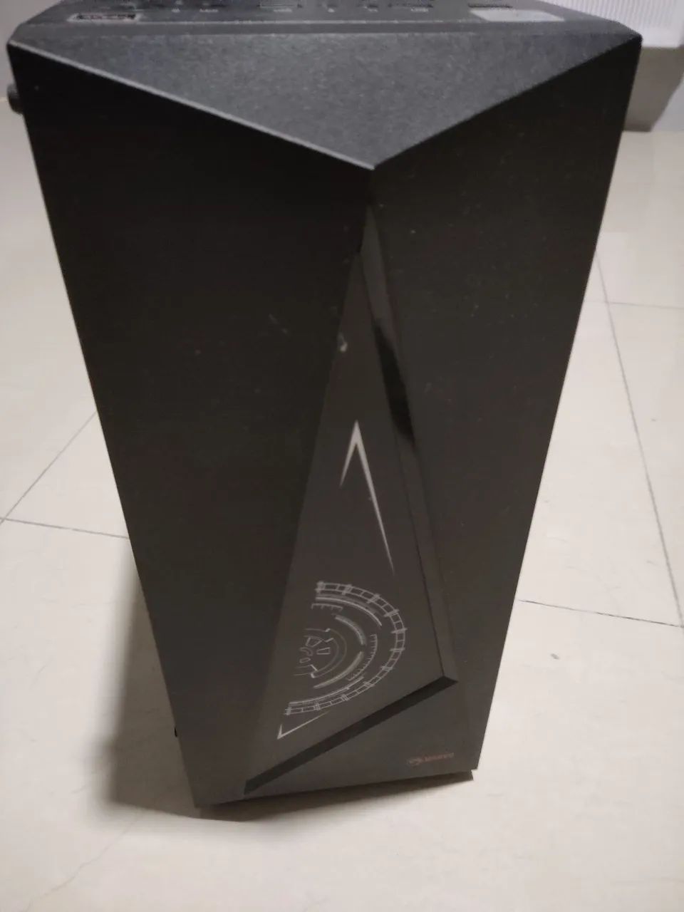 Gabinete PC com lateral de vidro. 