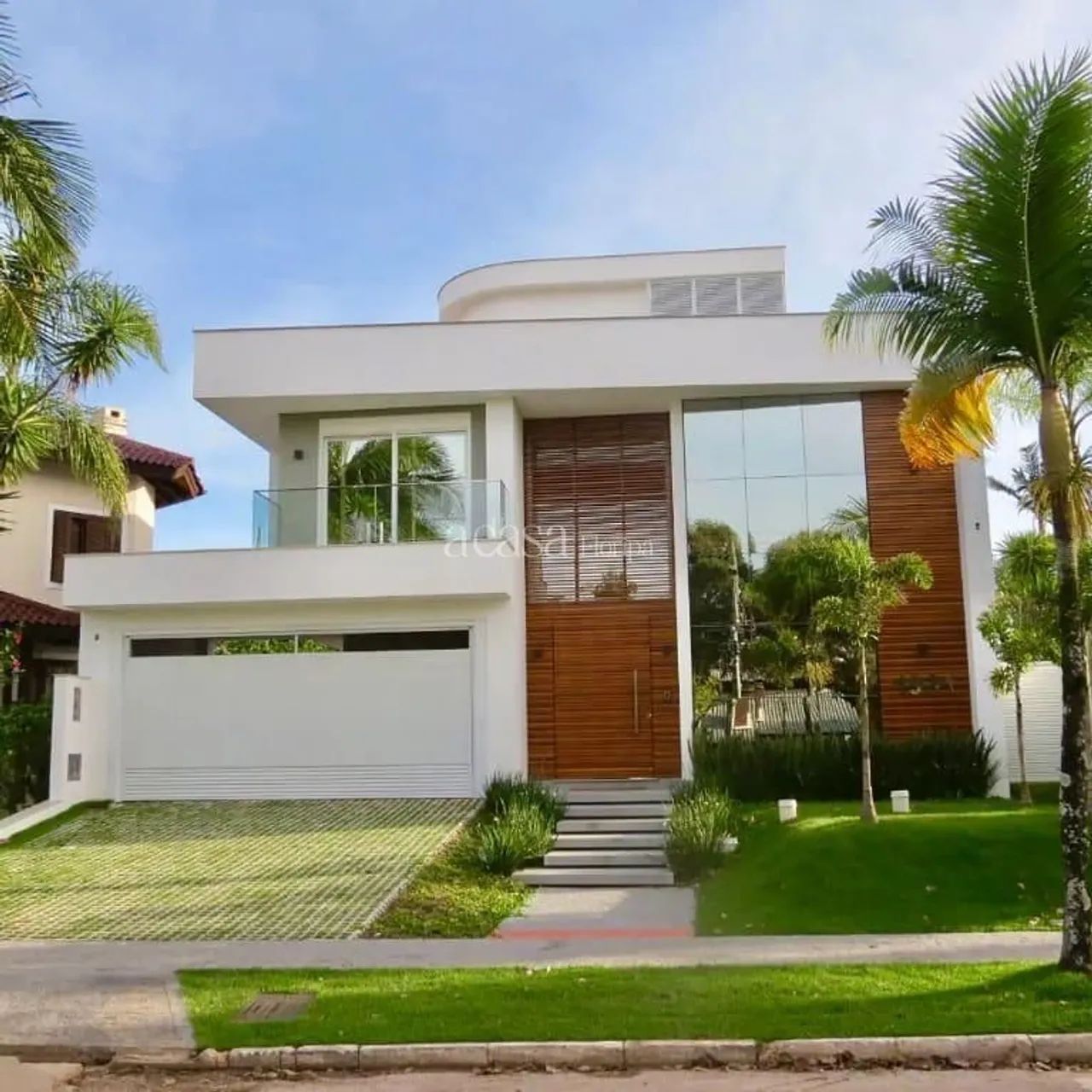 Casa com 5 Suítes em Jurerê Internacional | Na avenida Búzios
