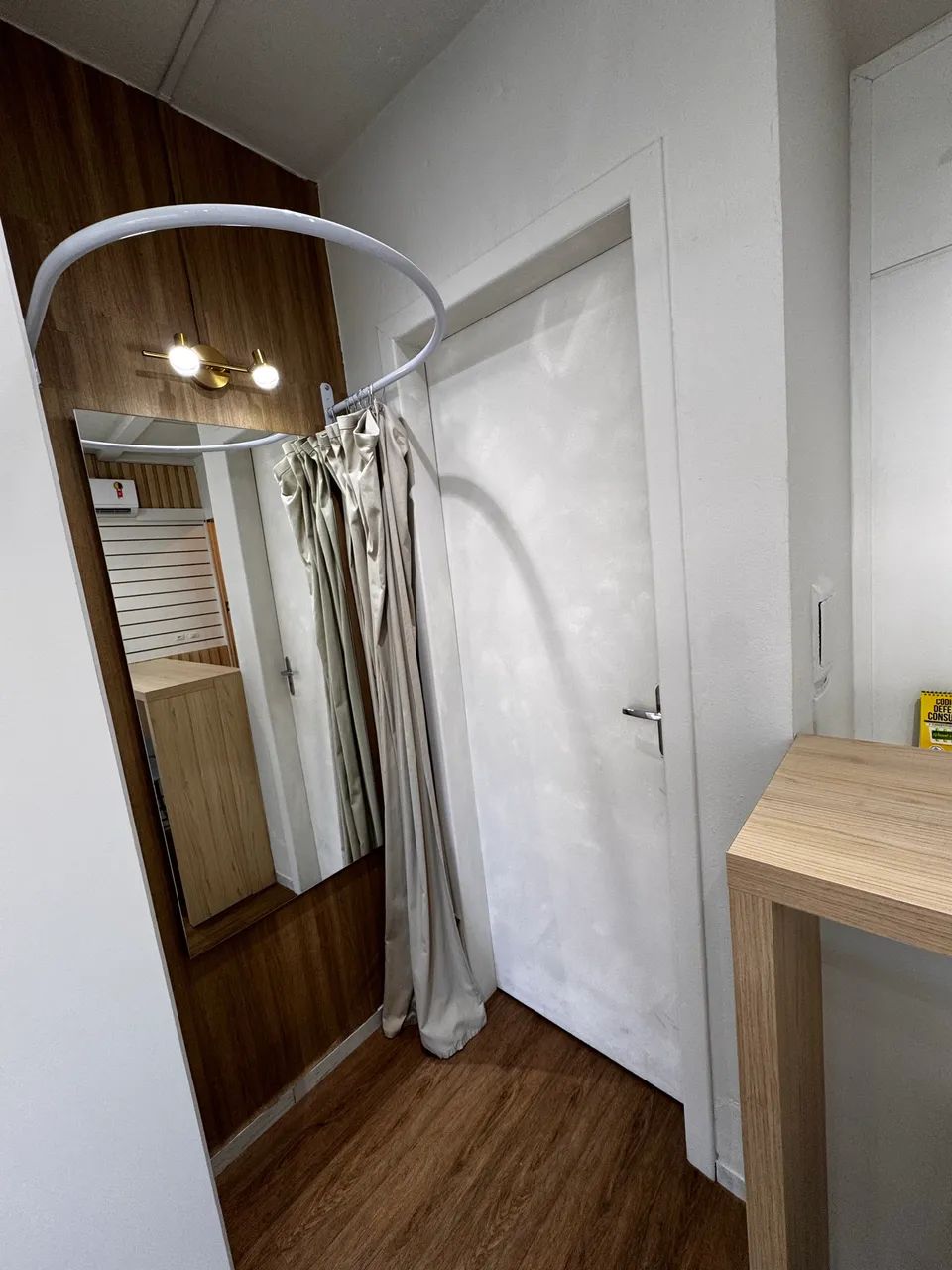 Alugo sala comercial completa mobiliada ótimo ponto - Foto 2