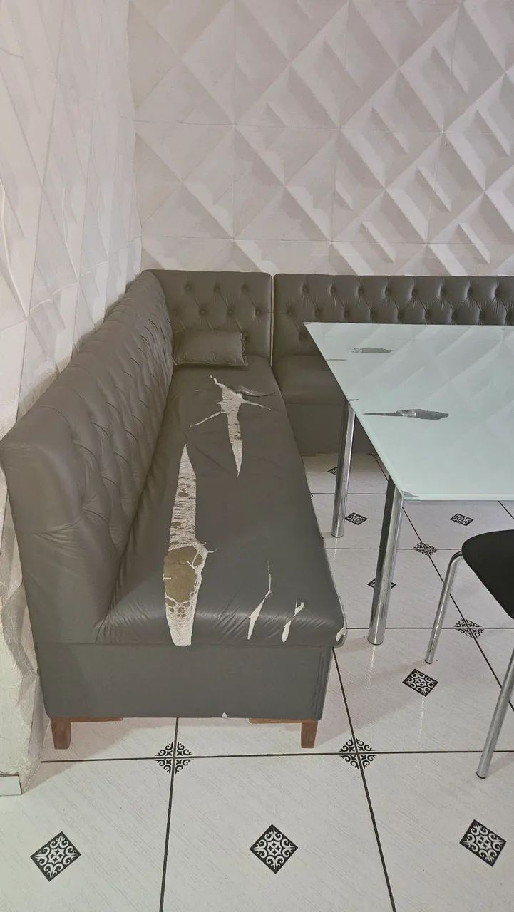 Mesa com canto alemão estofado com reparo a ser feito  - Foto 2