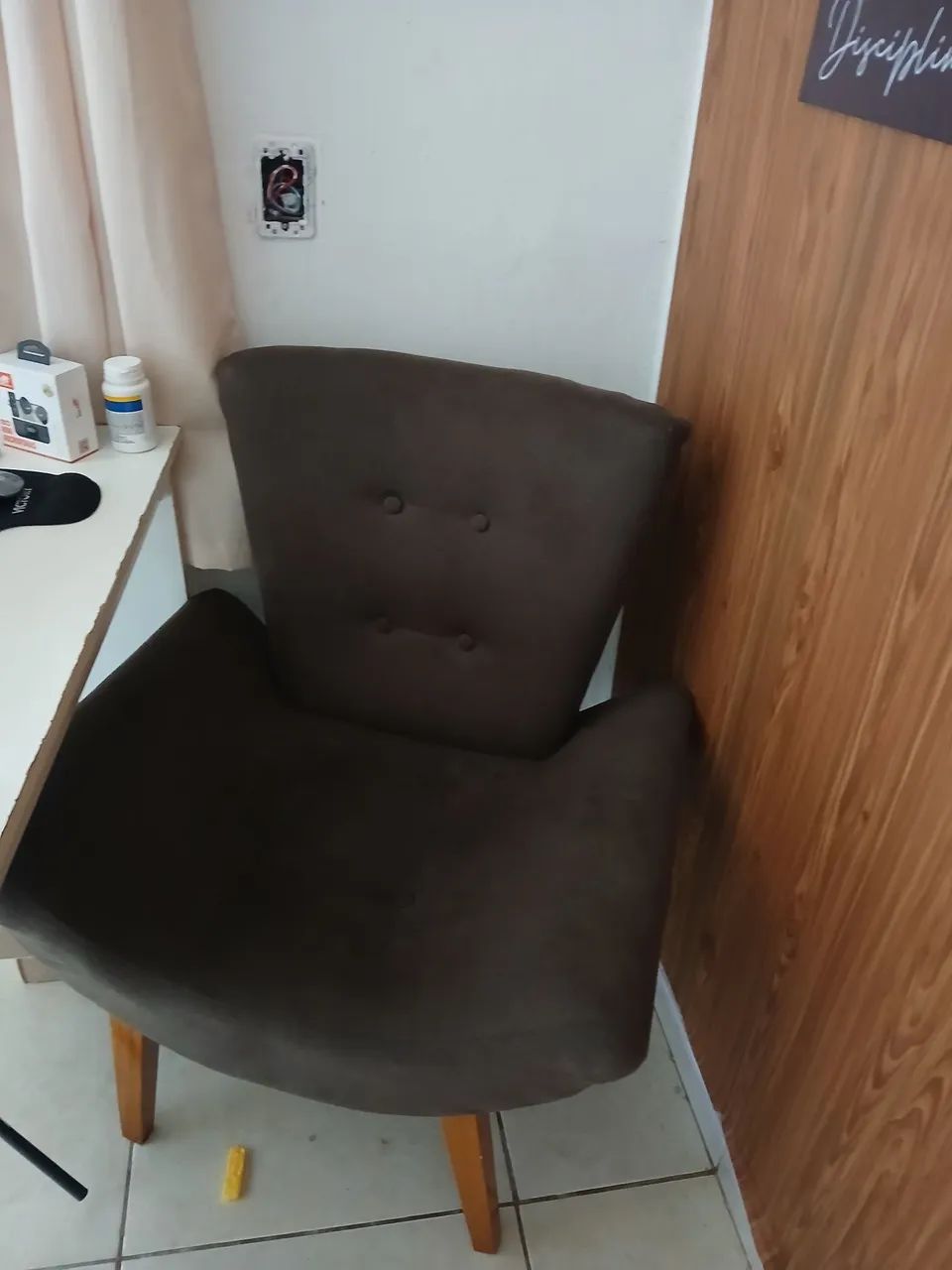 Vendo 2 poltronas marrom pé palito 