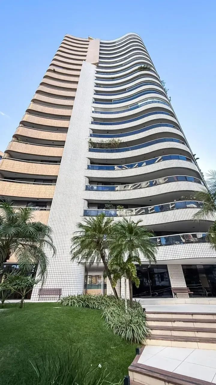 Apartamento de 240m² no Meireles, com 3 suítes e 4 vagas.