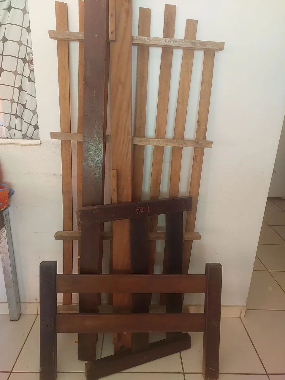 Troco 2 cama de solteiro em uma mesa com cadeiras