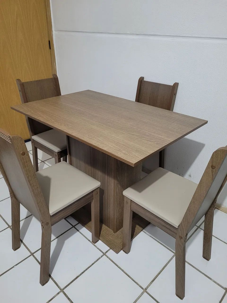 Excelente mesa com 4 cadeiras