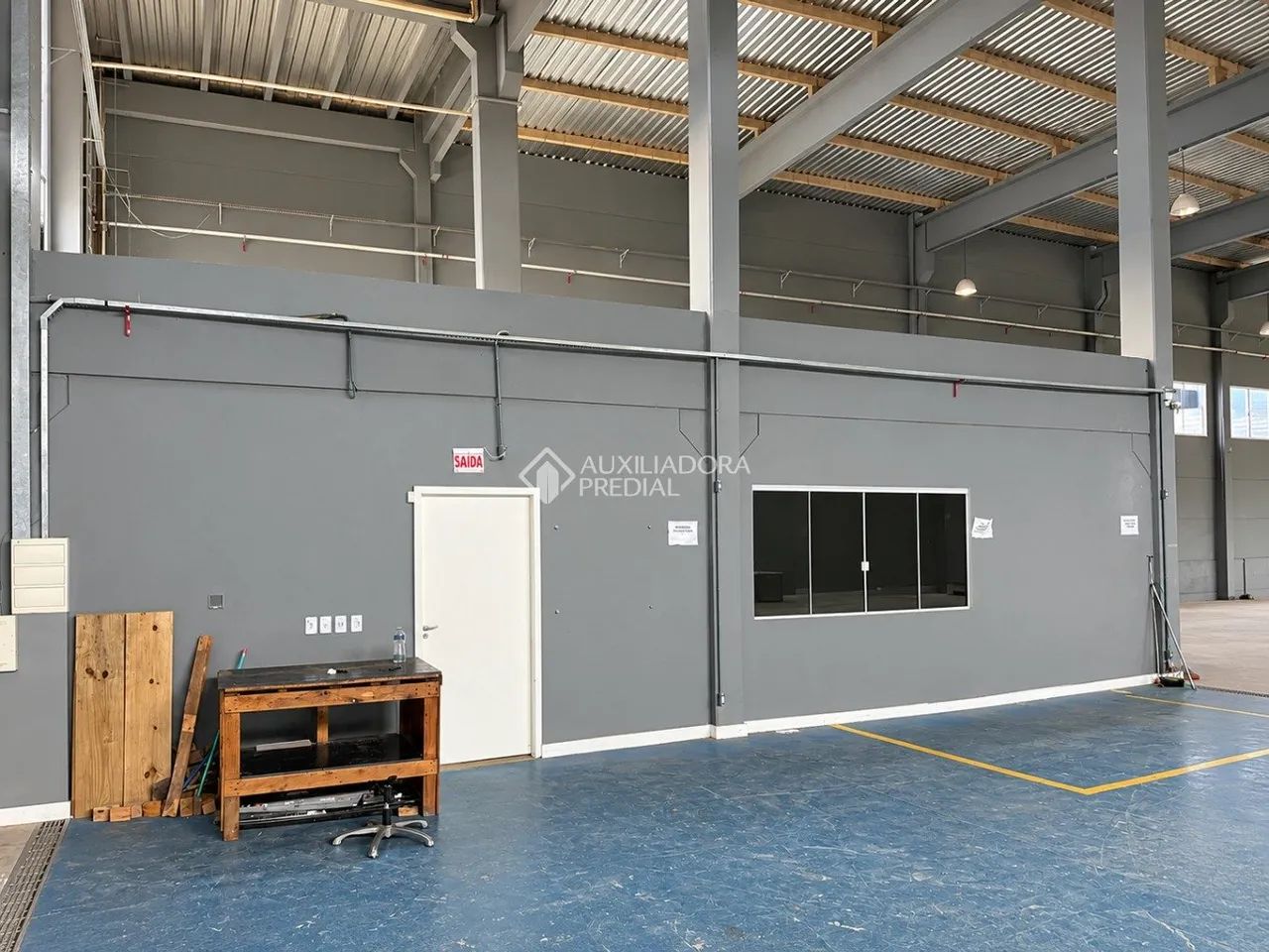 Galpão com 1.300 m² | 3 docas e amplo pátio no CICOBI | BBiguaçu para locação. - Foto 2