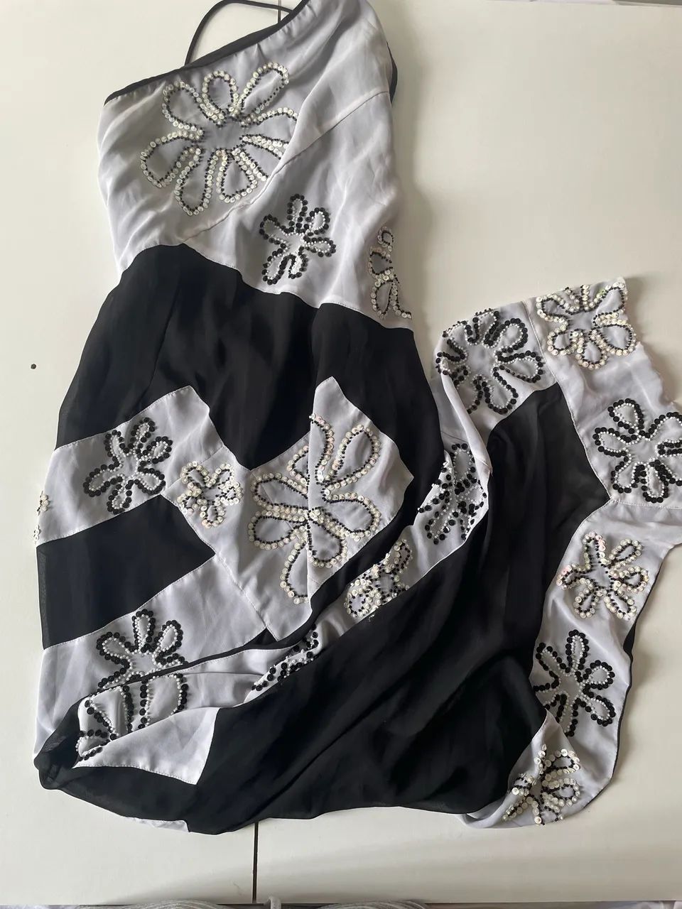 Vestido preto e branco bordado