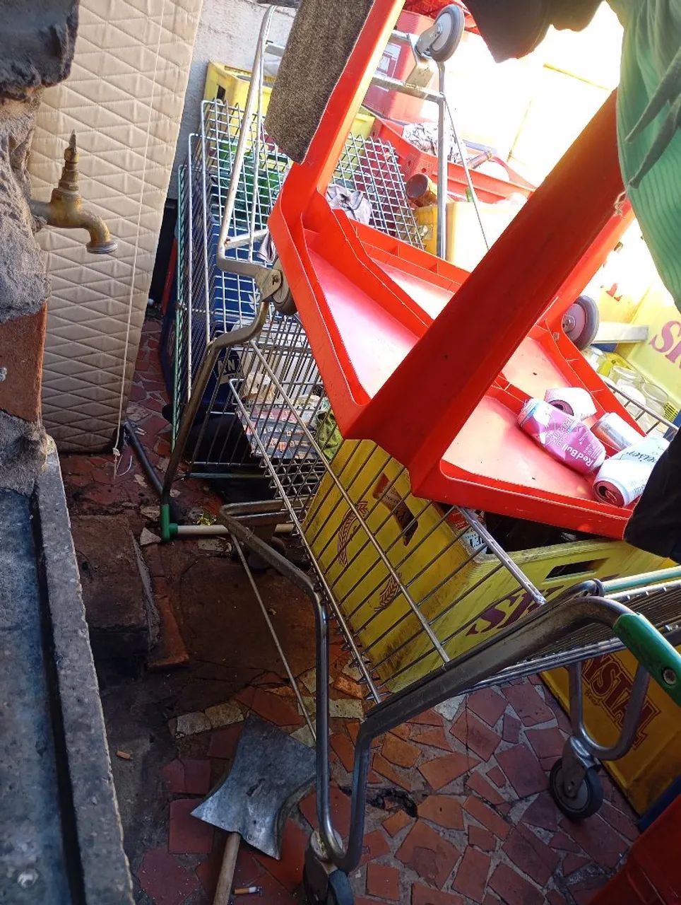Vende se dois carrinhos de mercado novinhos 