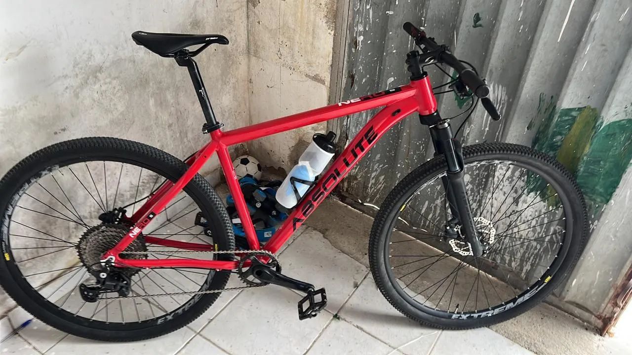 Vendo bicicleta absolute, com peças shimano 