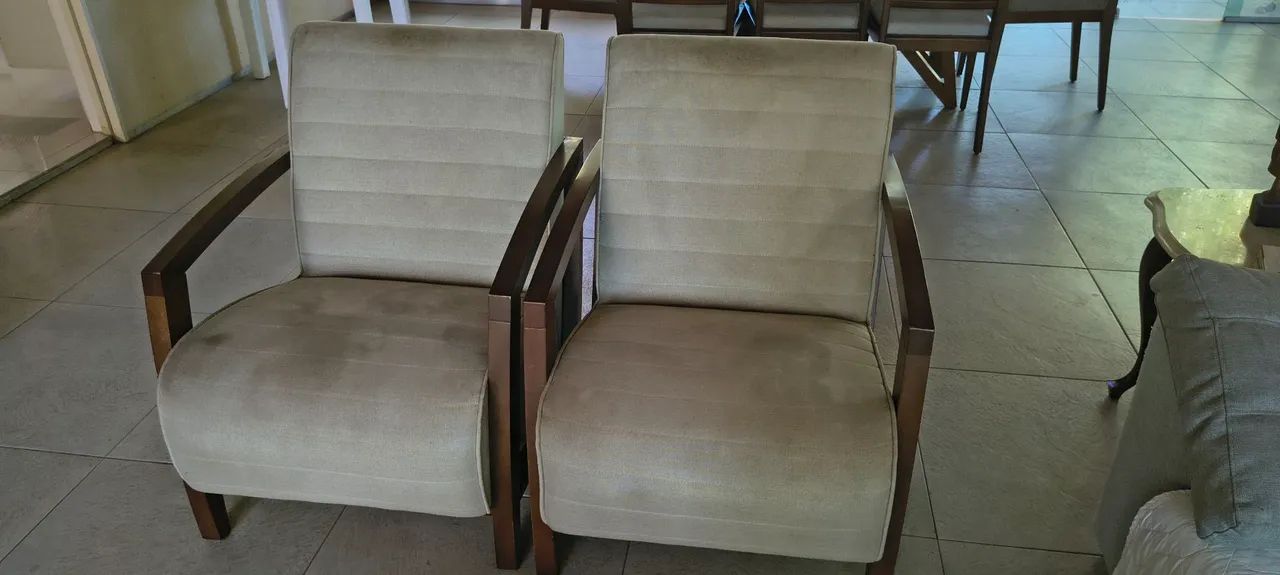 Par de poltronas com estrutura em madeira, design moderno e elegfado , com marcas de uso