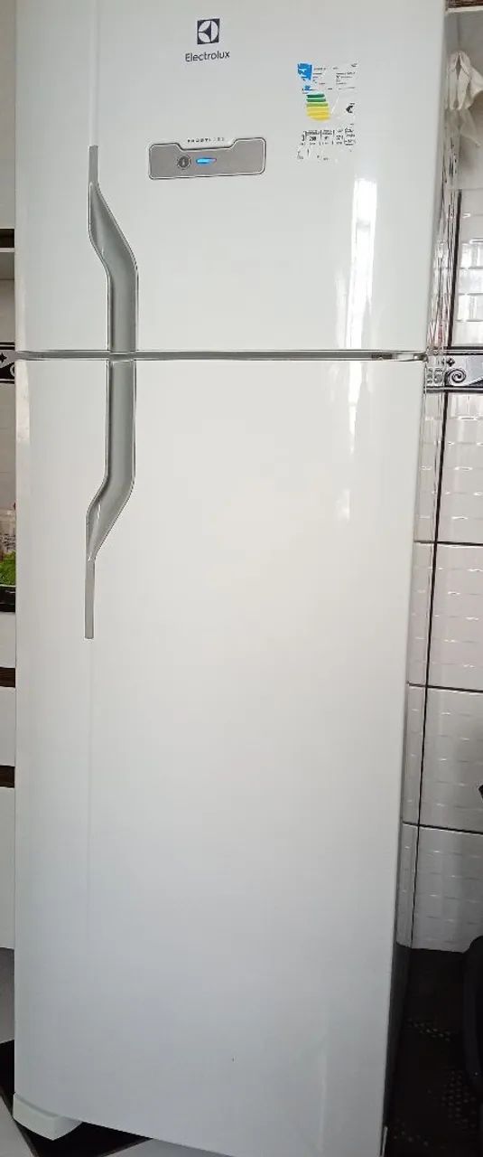 Vendo geladeira - semi nova 