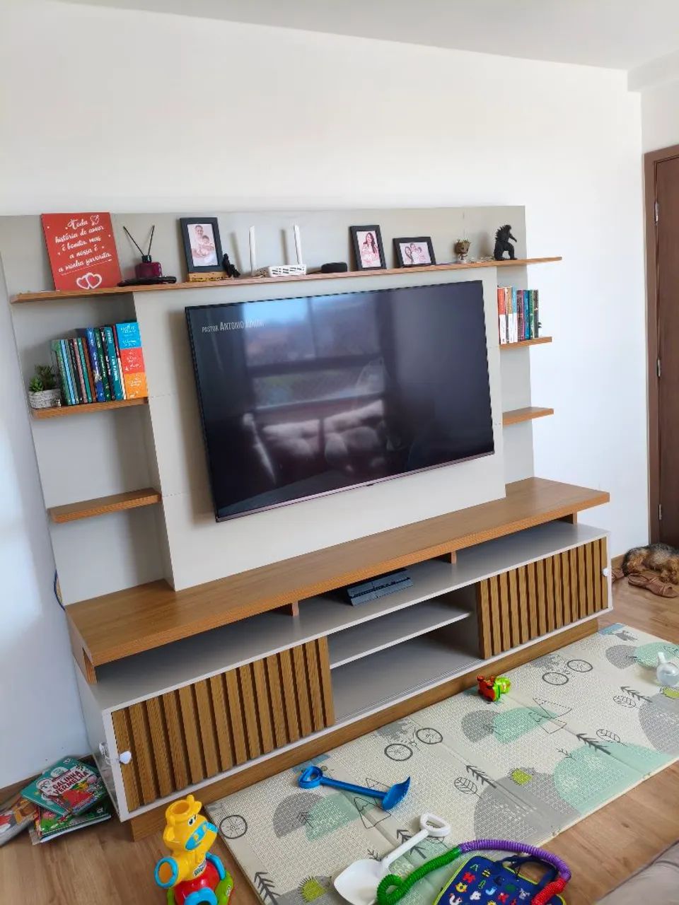 Estante para tv até 65 polegadas com portas de correr ripadas