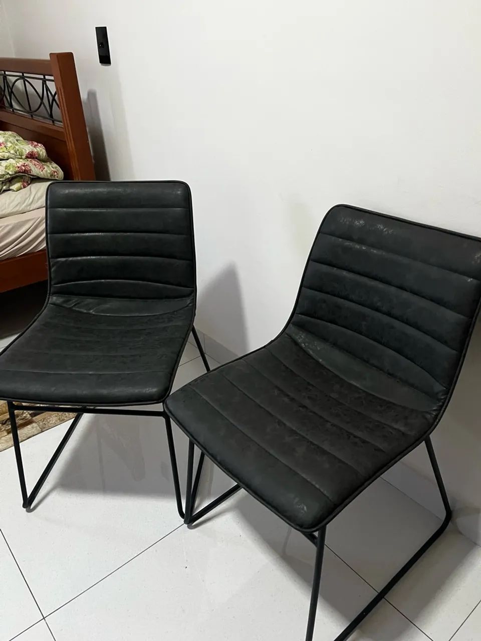 Cadeiras pretas com base de ferro  - Foto 3